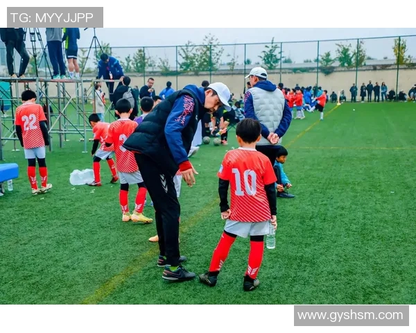 足球明星的孩子在比赛中被对手绊倒引发热议引发对青少年足球的关注与讨论