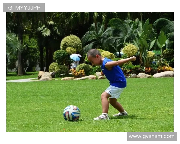 足球明星小朋友在绿茵场上飞球瞬间的精彩捕捉与童趣展现 足球明星小朋友在绿茵场上飞球瞬间的精彩捕捉与童趣展现