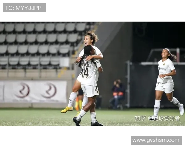 足球明星女友最新曝光照片引发热议网友纷纷点赞评论不断